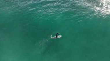 Aktif turizm ve seyahat kavramı. Gün batımında Dağ Gölü 'nde kürek çeken adamın hava aracı görüntüsü..