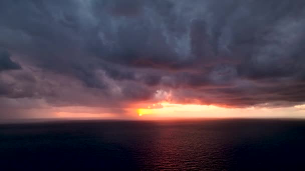 Letecký Pohled Dron Sklouzává Dopředu Malé Vlny Moři Slunce Zapadá — Stock video