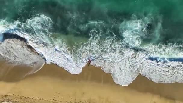 纵观从无人机上俯瞰着美丽的海水纹理一个少年在波浪中玩耍着放松的概念 — 图库视频影像