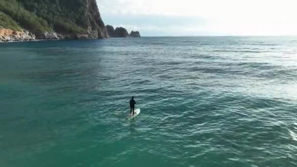 Vista Mozzafiato Singolo Uomo Navigazione Paddle Board Mare Meditazione Attività — Video Stock