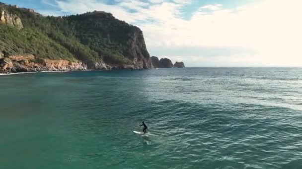 Man Stands Paddle Boards Backdrop Beautiful Mountain Landscape Waiting His — Stock Video