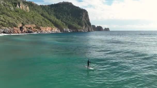 Luchtfoto Man Peddelend Een Stand Board Turquoise Water Mensen Vakantie — Stockvideo