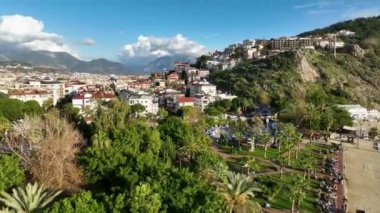 Füniküler akdeniz kıyısında güneşli bir günde bir şehir panoramasının zeminine doğru sorunsuzca ilerler.