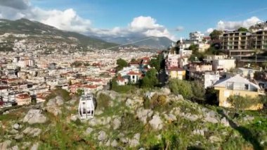 Füniküler akdeniz kıyısında güneşli bir günde bir şehir panoramasının zeminine doğru sorunsuzca ilerler.