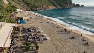 Güneşli Akdeniz deniz manzaralı Türk sahilinde güzel ve huzurlu bir taverna.