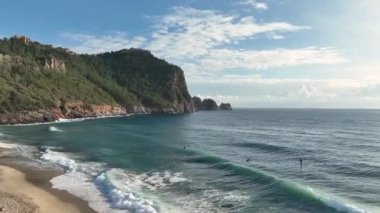 Aktif turizm ve seyahat kavramı. Gün batımında Dağ Gölü 'nde kürek çeken adamın hava aracı görüntüsü..