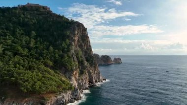 Alanya 'daki kale. Hindi. Akdeniz 'de. Gün batımı. İyi akşamlar. Dağdaki Dağ Kalesi
