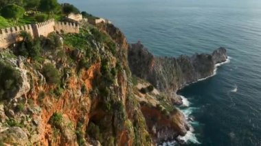 Türkiye 'nin Alanya ilindeki antik bir kalenin duvarı. Günbatımında deniz manzaralı güzel bir yaz manzarası