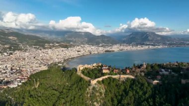 Akdeniz kıyısındaki şehir panoraması güzel dağların ve merkez limanın zeminine karşı eski tarihi kaleyi görkemli bir şekilde görüyor.