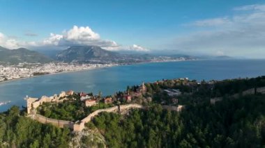 Akdeniz kıyısındaki şehir panoraması güzel dağların ve merkez limanın zeminine karşı eski tarihi kaleyi görkemli bir şekilde görüyor.
