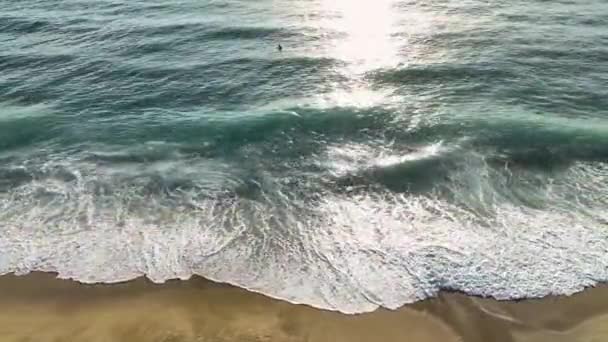 Luchtbeelden Van Azuurblauwe Zee Sprankelend Water Hoge Hoek Uitzicht Helder — Stockvideo