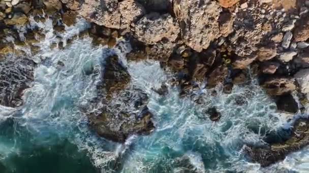 Статичний Знімок Морської Текстури Штормі Хвилі Ламаються Каменях Розсіюються Білою — стокове відео