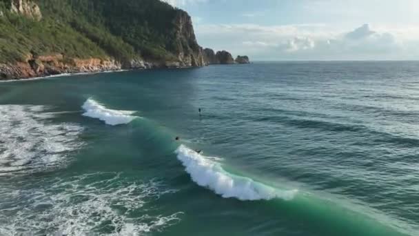 Nieznani Surferzy Leżący Deskach Surfingowych Wodzie Czekający Fale Wieczornym Morzu — Wideo stockowe
