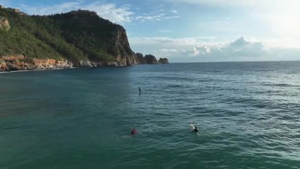 青い海の上に立つパドルボード上の男性 信じられないほどの風景とSupボード上の旅行者 空中風景 — ストック動画