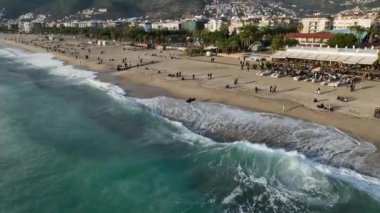 Güneşli Akdeniz 'de Türk sahillerinde güzel ve huzurlu bir taverna. Rüzgarlı havada yeşil palmiye ağaçları.