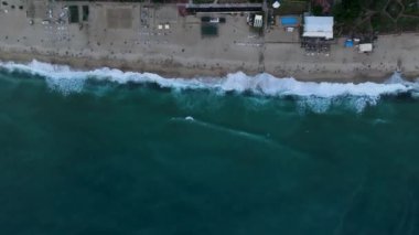 Güneşli Akdeniz 'de Türk sahillerinde güzel ve huzurlu bir taverna. Rüzgarlı havada yeşil palmiye ağaçları.