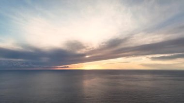 Gün batımında deniz ve kumsal manzarası. Okyanus dalgalı köpüklü pembe kumsal. Gün batımının en güzel manzarası pembe kumsal. Yaz tatili için mükemmel bir yer, Tropik bir yer..