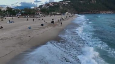 Statik dikey hava görüntüsü İHA video üst görünümü fırtınalı kumsal grafik sanat gölgeleri kum üzerinde.