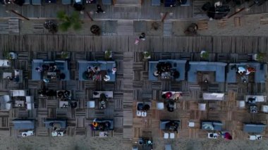 Plaj salonu konseptindeki restoran terasının en üst manzarası sinematik çekim.