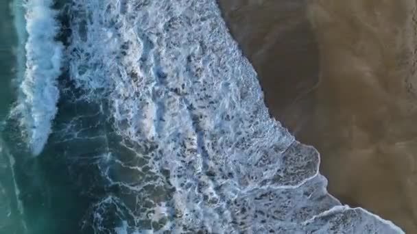 Кинематограф Сверху Вниз Абстрактный Вид Океанских Волн Падающих Скалистой Береговой — стоковое видео
