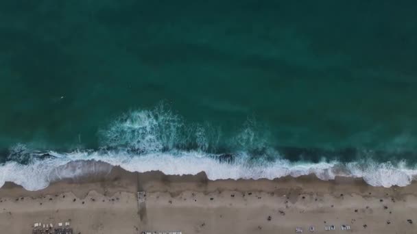 Αεροφωτογραφία Από Ψηλά Ένα Τροπικό Νησί Και Κύματα Του Ωκεανού — Αρχείο Βίντεο