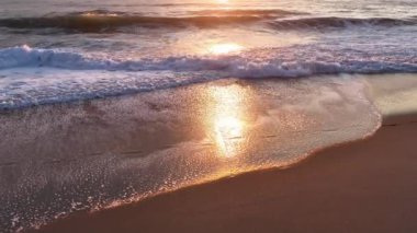 Güneş ışığının okyanus yüzeyine yavaş çekimde yansıması. Mavi okyanus dalgası. Küçük dalgalarla okyanusun yakın çekim görüntüsü. Okyanusta dalgalanan ağır çekim.