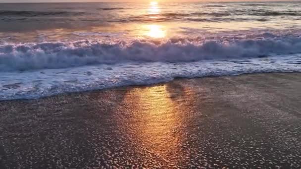 スローモーションジューシーな色のビューの近くのカラフルな風景 白い泡と夕日の波でビーチ赤紫色のオレンジ色の青ピンクの夕焼け空の雲 劇的な日没の空の背景 — ストック動画