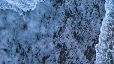 Yavaş çekimde renkli manzara sulu renk, gün batımı dalgalarında kumsal beyaz köpüklü kırmızı mor turuncu pembe günbatımı gökyüzü bulutu. Dramatik gün batımı gökyüzü arkaplanı.