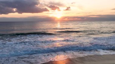 Deniz plajında ıslak kum üzerinde ayak izleri üzerinde uçan kamera 4k video