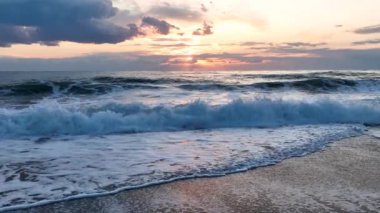 Yaz tatili manzara konseptinin üzerinde tropikal tatil. Büyük okyanus dalgası kırılma noktası. Fırtınalı bir günde inanılmaz deniz gelgitinin havadan görüntüsü.