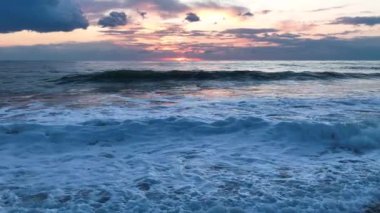 Sahildeki deniz dalgalarının üst görüntüsü bir dron tarafından çekildi. Tropikal kumsalları yıkayan deniz dalgalarının hava videosu. Tropikal bir ülkede yaz tatili kavramı.