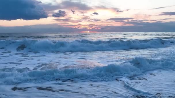 スローモーション海の巨大な波の空中ビューをトップダウンし 発泡と水しぶき 美しい水の質感の背景 海の上の晴れた日 ドローンの映像は波に従います — ストック動画