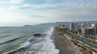 Karanlık bir denizde, deniz yüzeyindeki kayalara vuran dalgalar, kayalara çarpan inanılmaz deniz dalgaları, 4k 'lık insansız hava aracı 4k' lık okyanus kalitesinde ağır çekim.