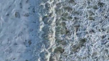 Yeşil deniz suyu dokusunun yüksek irtifasından havadan aşağıya doğru. Kamera suyun üzerinde uçuyor, su yüzeyini görüyor. Su yüzeyinin arka planı. 4K hava görüntüsü