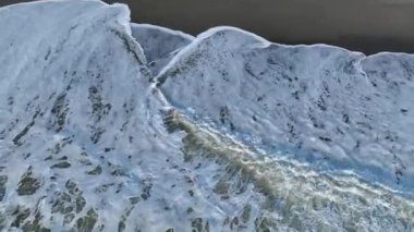 Mavi su dalgaları yüzeyi, fotokopi alanı olan güzel bir arka plan. Temiz içme suyu, renkli bir video. Çevresel sorunlar, içme suyu eksikliği, iklim değişikliği, kuraklık, küresel ısınma.