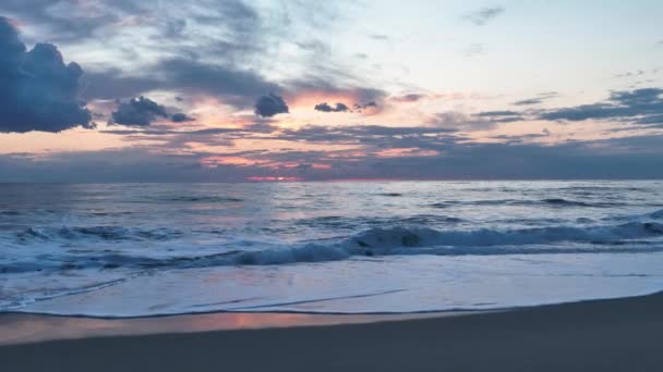 巨大的海浪断点空中俯瞰惊人的海潮的镜头在暴风雨的一天缓慢的运动 — 图库视频影像