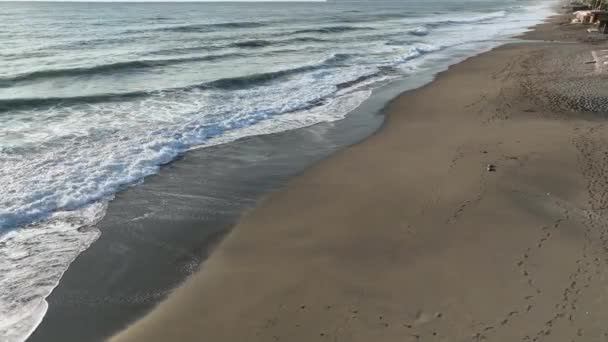 阳光以慢动作反射在海面上 蓝色的海浪 拍到的海洋的特写带着小波纹 海洋上波纹的缓慢运动 — 图库视频影像