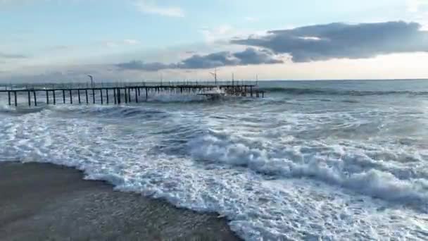 Drone Top View Pantai Berpasir Dengan Payung Sebelah Teras Restoran — Stok Video