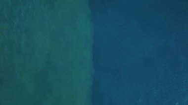 Denize yakın duran hareketli manzara. Gençler onun tatili sırasında gün batımına hayran kalırlar. Bakış açısı.