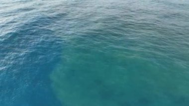 Mavi okyanuslu büyük ve karanlık okyanus dalgalarının insansız hava aracı görüntüsü. Fırtınalı bir günde muhteşem deniz gelgitinin havadan görüntüsü.