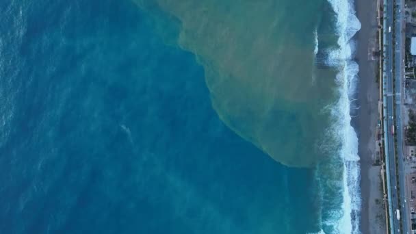 วจากความส 400 เมตรบนชายฝ งทะเลเมด เตอร เรเน ยนเป นสถานท าไหลลงไปในทะเลและเปล ยนพ — วีดีโอสต็อก
