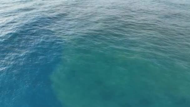 无人机看到了蓝色大海中的巨大的黑暗海浪的视频 大风大浪中海潮的空中俯瞰镜头 — 图库视频影像