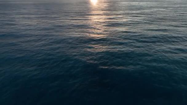 För Många Glänsande Reflektioner Solen Vattnet Det Närbild Havet Med — Stockvideo