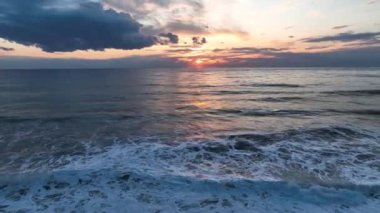 4k Water Sunset Videosu. Tropikal Ada 'yı ve Sunset Beach' i temizleyin. Günbatımı Dalgaları ve İnanılmaz Manzara Okyanusu. Orange Ocean Sahili. Renkli Günbatımında Güneş Işıkları