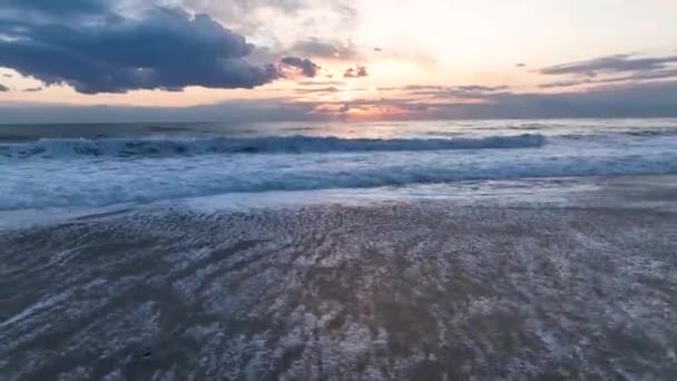 Vlny Bílého Pěnového Oceánu Písečné Pobřeží Filmovými Bílými Vlnami Krásný — Stock video