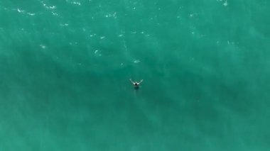 Mavi su dalgaları yüzeyi, fotokopi alanı olan güzel bir arka plan. Taze içme suyu, renkli video..