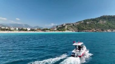 Büyük balıklarla uçan bir balıkçı teknesi. Dönen aç martılar. Havadan seyyar dron sürüsü. Deniz yüzeyinde yüzen küçük bir gemi, deniz köpüğü sularından oluşan bir yol bırakır. Üst görünüm