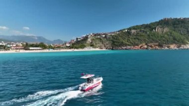 Büyük balıklarla uçan bir balıkçı teknesi. Dönen aç martılar. Havadan seyyar dron sürüsü. Deniz yüzeyinde yüzen küçük bir gemi, deniz köpüğü sularından oluşan bir yol bırakır. Üst görünüm