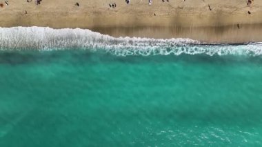 Suyun muhteşem deniz dokusundaki drone 'dan aşağıya dikey bir bakış dalgalarda oynayan bir genç rahatlama kavramı.