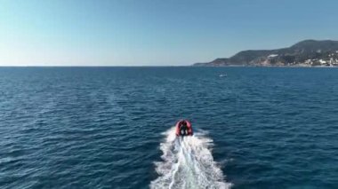 Bir tekne, bir motorlu tekne, radarlı devriye geziyor. Kamera suda büyük bir iz bırakan tekneyi takip ediyor..
